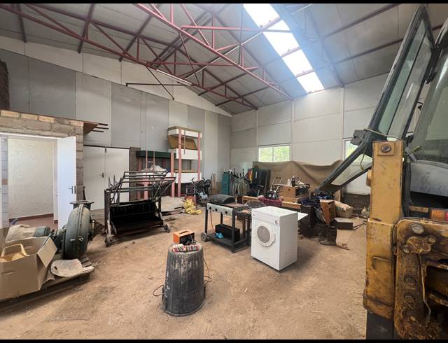 152M² WAREHOUSE TO LET IN MOSTYN PARK